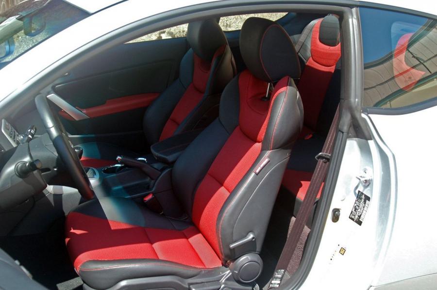  Hyundai Genesis Coupe 2.0T Track 2009 года  (фото 13 из 46)
